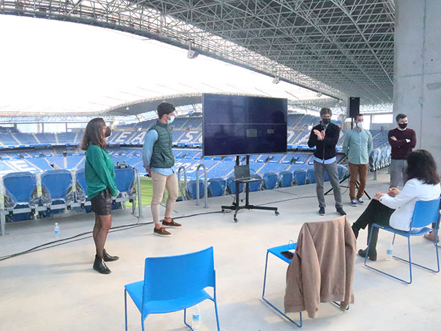 Alumnos de LaLiga Business School exponiendo un caso práctico en el Reale Arena, Gipuzkoa (España)