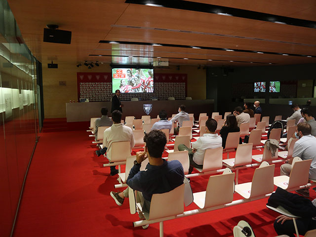 Alumnos de LaLiga Business School en la Masterclass Marketing y Desarrollo de Negocio en San Mames, Bilbao (España)